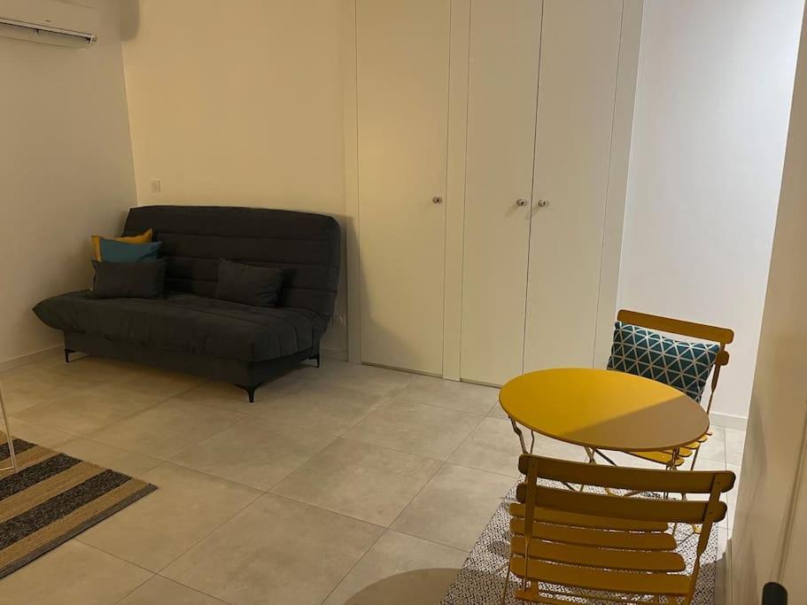 Charmant Studio / Centre Ville นีออร์ ภายนอก รูปภาพ